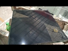 Vue d'un côté du verre pare-balles