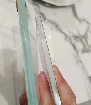 Verre trempé à haute transmission ultra-transparent aux bords poli